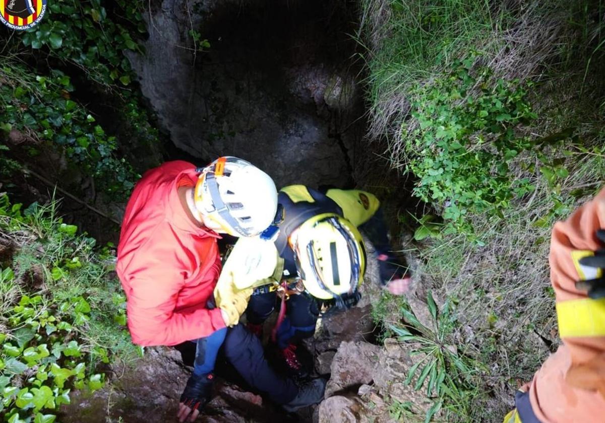 Rescatan a cuatro espeleólogos malagueños atrapados en una cueva de Valencia