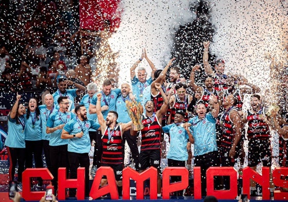 Jugadores y técnicos del Flamengo celebran el título.