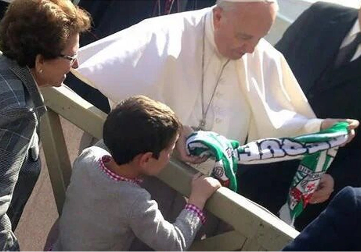 El Papa Francisco recibió una bufanda del Antequera durante su pontificado