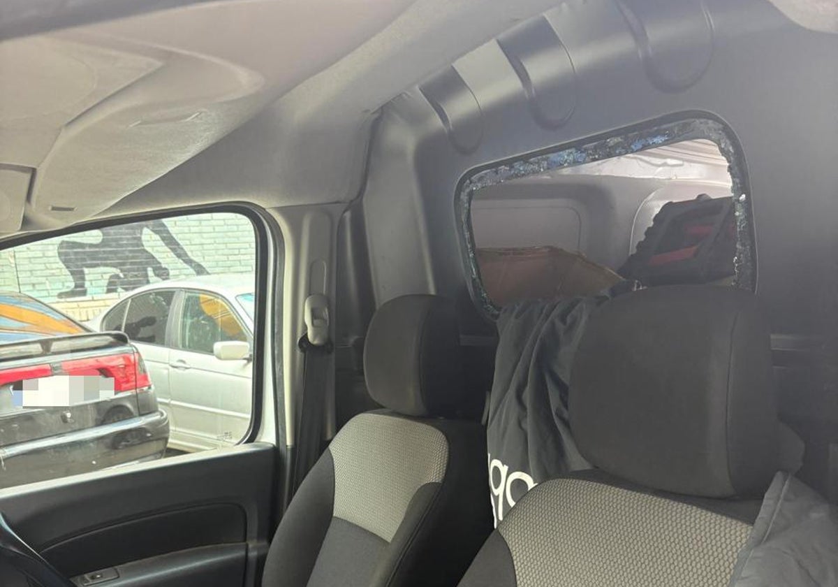 Imagen del ventanuco donde se quedó atascado el detenido.