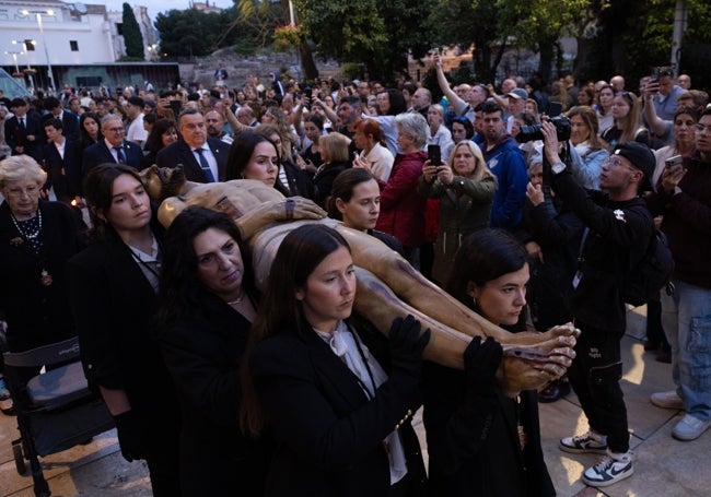 El Cristo del Sepulcro fue portada por hermanas a hombros.