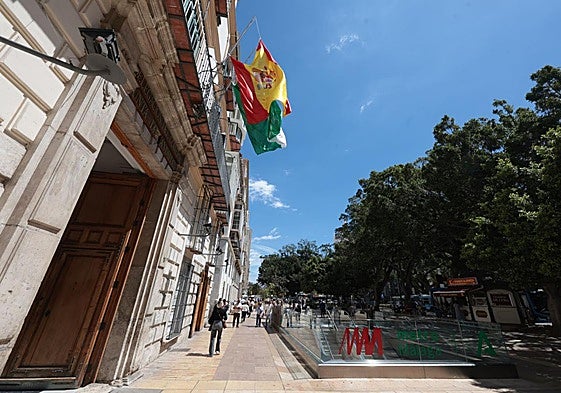 Banderas a media asta en la Delegación de Gobierno de la Junta de Andalucía en Málaga.