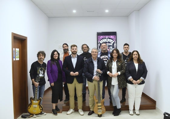 Fotografía de familia de la presentación del festival.