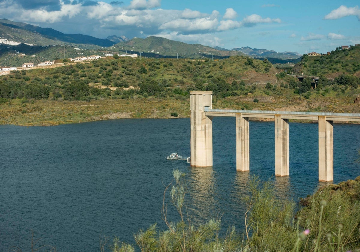 La Viñuela ha pasado de estar en situación de embalse muerto en enero de 2024 a superar los 80 hm3 almacenados en estos días.