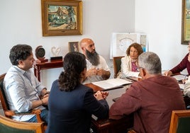 Imagen de la reunión de trabajo entre responsables del Ayuntamiento y de la asociación.