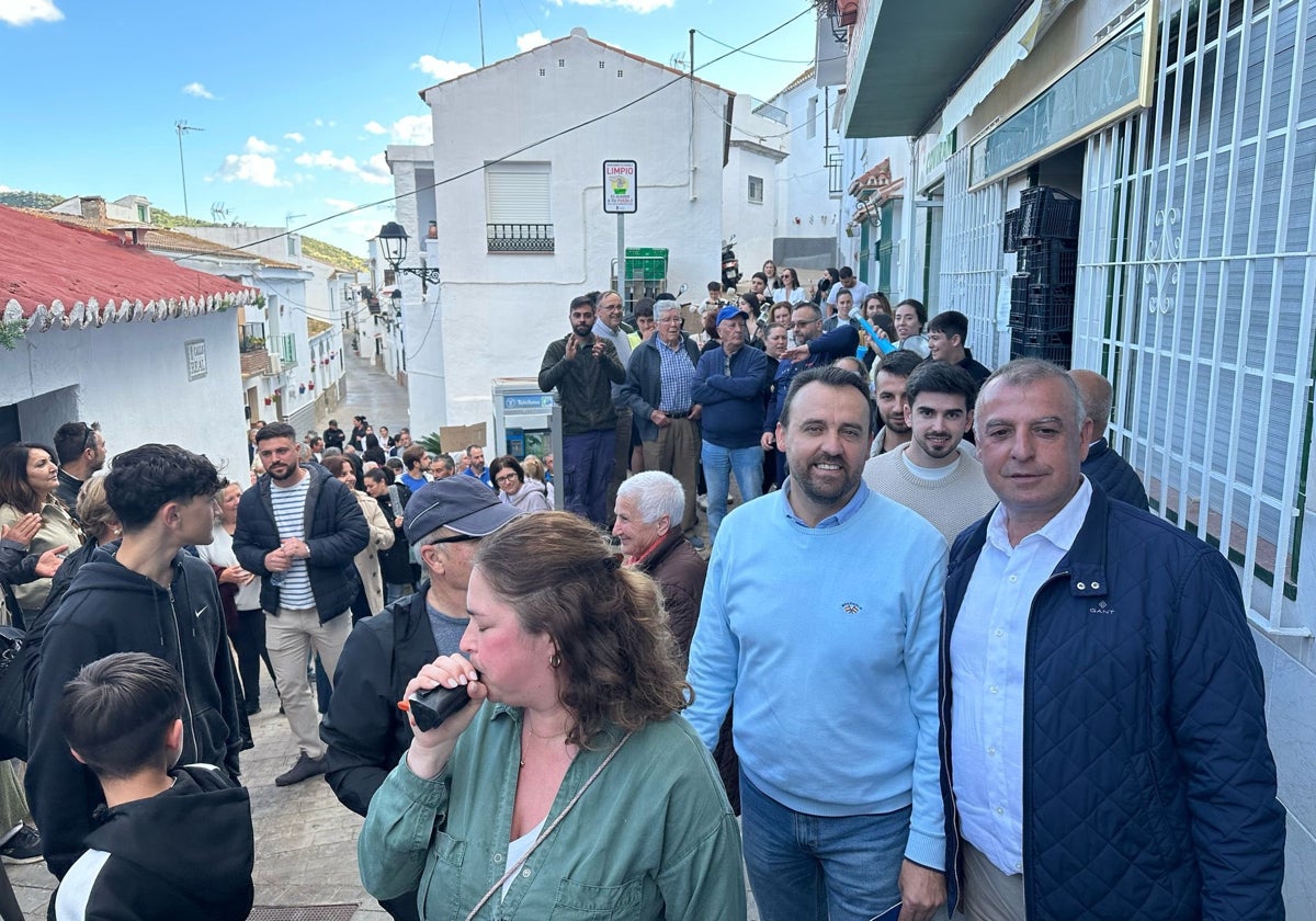 El todavía alcalde de Totalán, Víctor Martín, junto a su homólogo de Moclinejo, Antonio Muñoz, este pasado domingo en la manifestación.