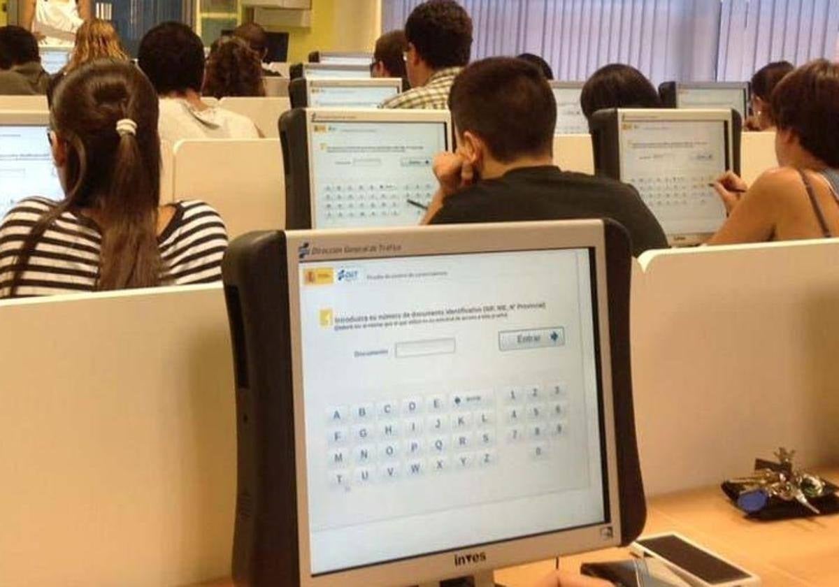 Prisión por hacerse pasar por otra persona en el examen de Tráfico para recuperar los puntos del carné de conducir