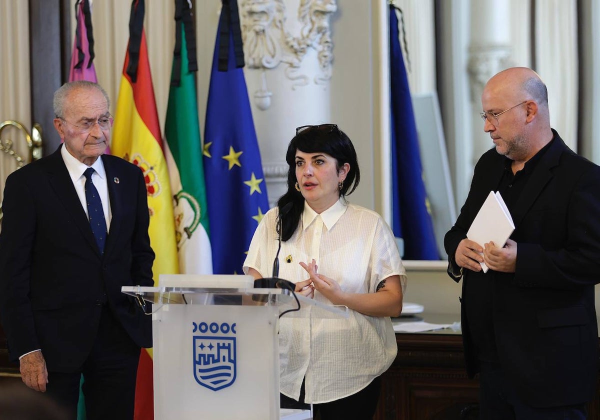 Noelia Clavero, presidenta de la Feria del Libro, entre Paco de la Torre y Manuel García Iborra.