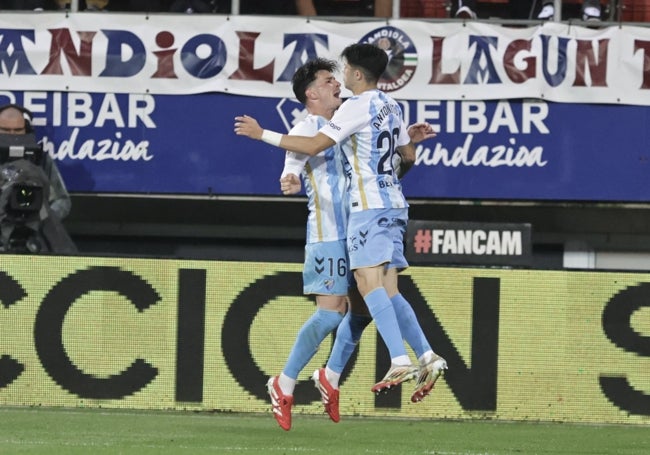 Murillo y Antoñito celebran el gol del 1-1en Eibar.