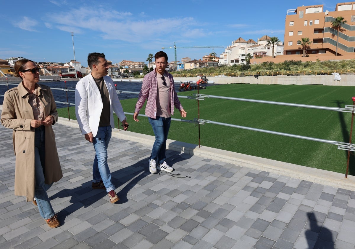 Paola Moreno, Óscar Medina y José Manuel Fernández, este martes en la visita a las obras.