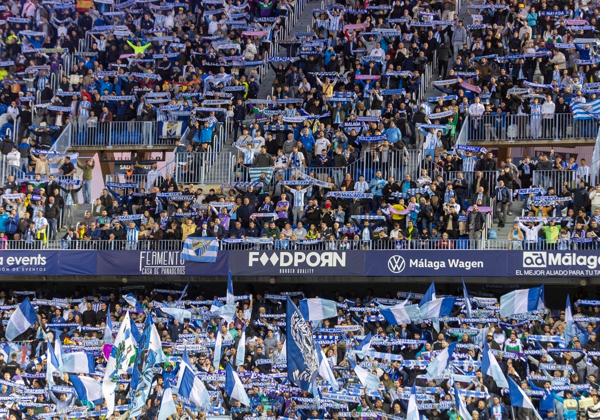 La afición del Málaga anima a su equipo en La Rosaleda frente al Deportivo.