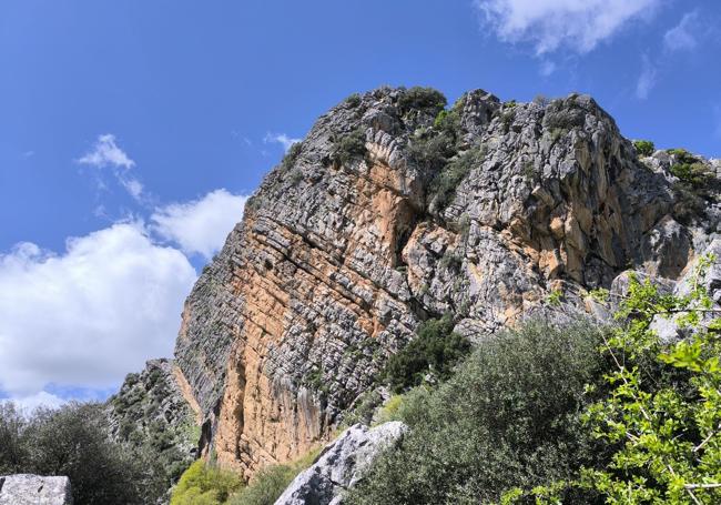 Espectacular pared vertical de esta sierra