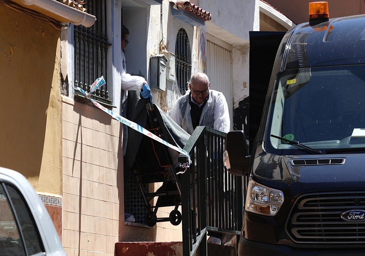 El hijo de Nati, la mujer decapitada, pidió un hacha a sus vecinos días antes: «Decía que tenía que cortar unos palés»
