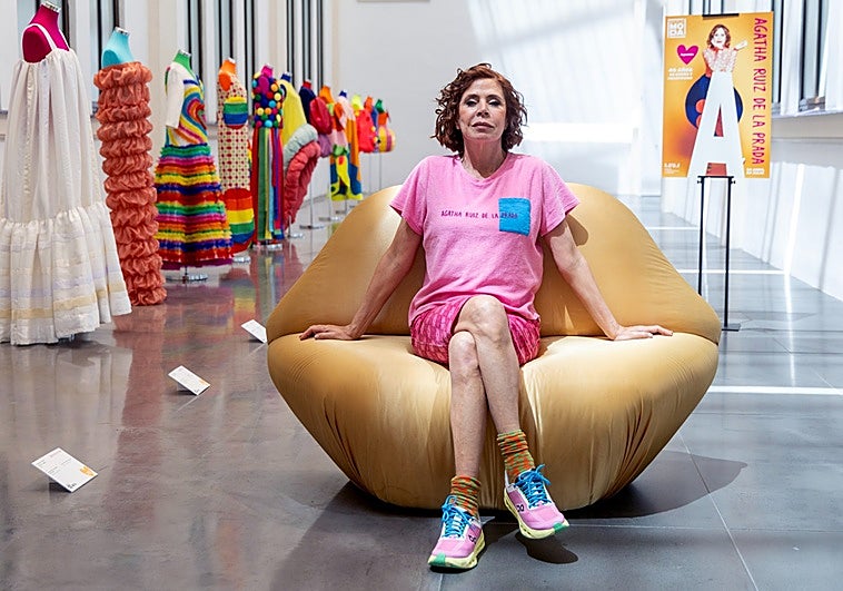 Ágatha Ruiz de la Prada admira su exposición