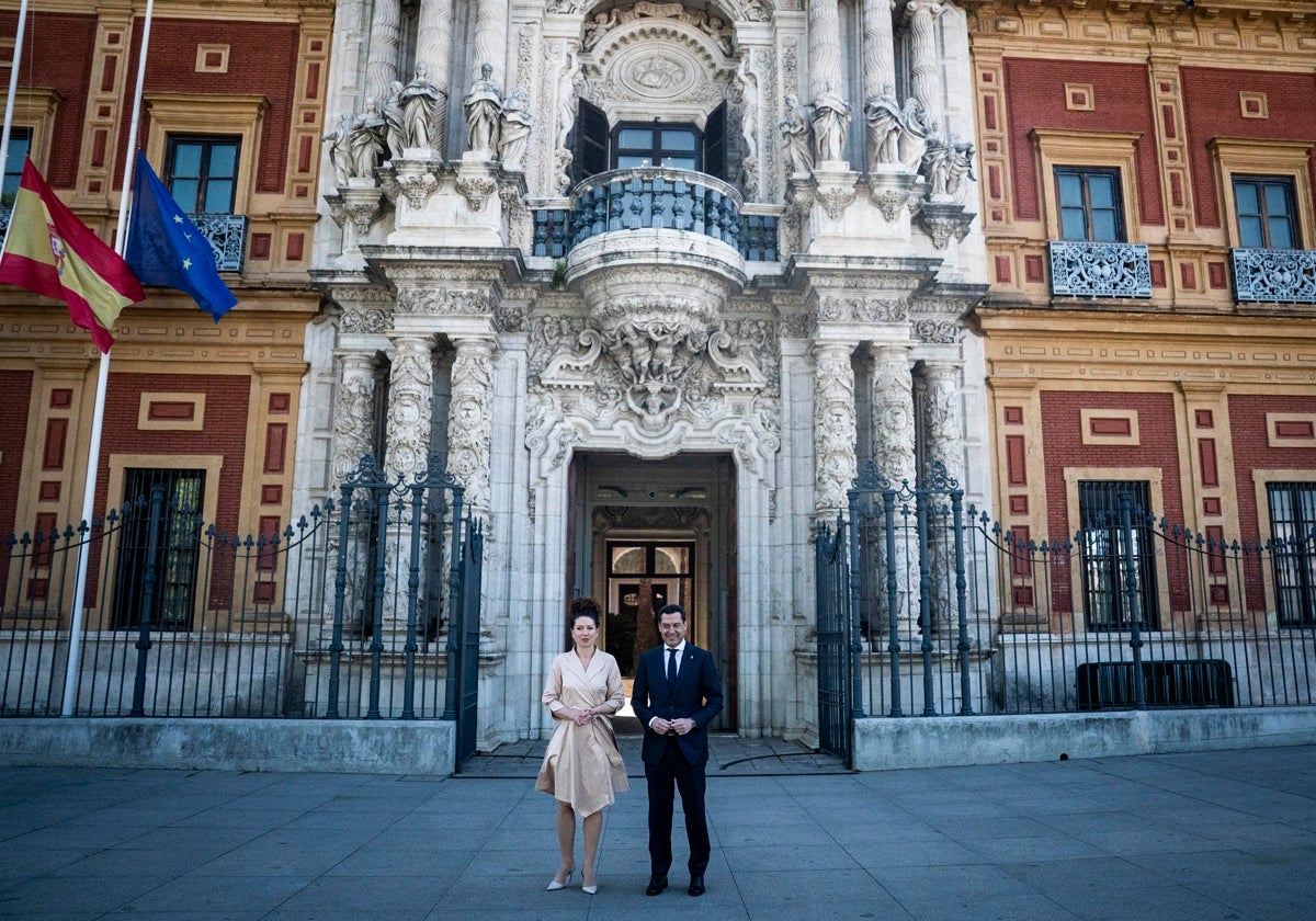 Juanma Moreno con la copresidenta del Comité Europeo de las Regiones, Kata Tüttö.