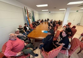 Reunión de los vecinos y vecinas afectadas, en el Ayuntamiento, este martes 22 de abril.