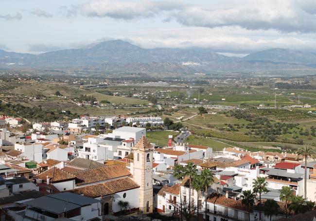 Vista panorámica de Cártama Pueblo y su entorno desde el camino que sube a la ermita.