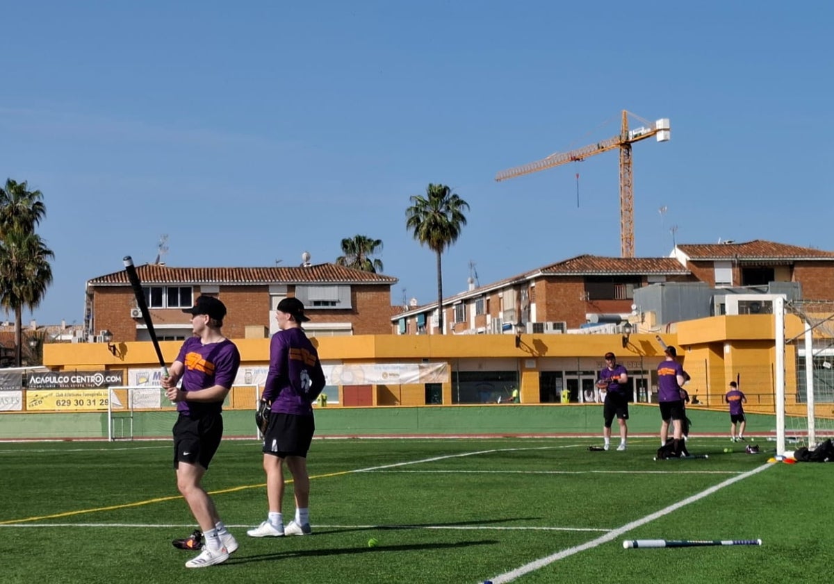 Imagen principal - Jugadores del Sotkamon, equipo que ganó la liga el año pasado, entrenando en el Elola y el concejal, junto al director de la Federación y los entrenadores de los equipos  que jugarán el domingo.