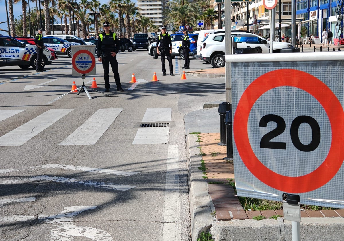 Comienza la instalación de nuevas señales en el paseo marítimo de Fuengirola para reforzar su seguridad