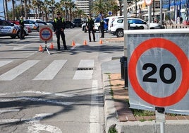 Control policial en el paseo marítimo.