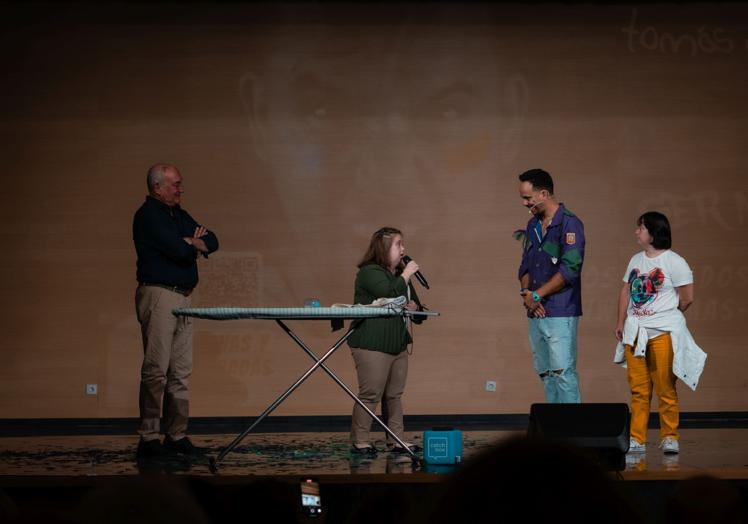 En cada show representantes de los colectivos suben al escenario para hablar sobre su labor solidaria.