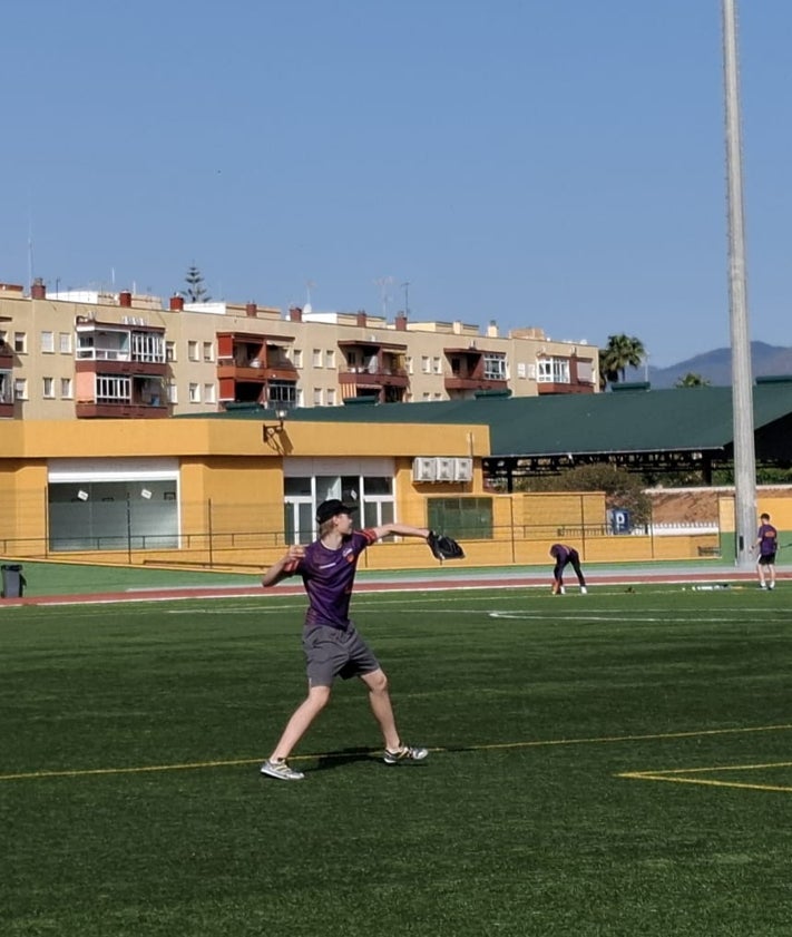 Imagen secundaria 2 - Jugadores del Sotkamon, equipo que ganó la liga el año pasado, entrenando en el Elola y el concejal, junto al director de la Federación y los entrenadores de los equipos  que jugarán el domingo.
