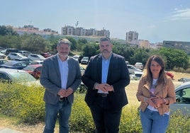 Josele González, acompañado de otros concejales socialistas, con la cubierta de la piscina de Las Lagunas al fondo.