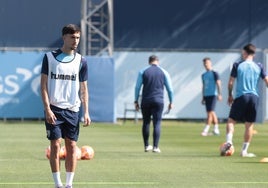 David Larrubia, sobre el balón durante el entrenamiento del jueves.