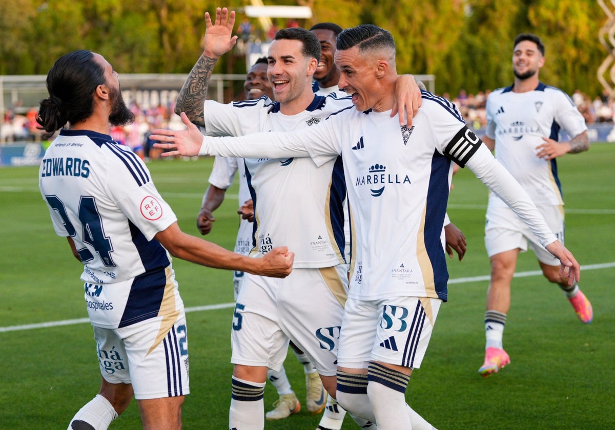 El Marbella gana y continúa con su escalada