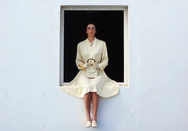 Miss Beige, con su característico vestido y el martillo en el bolso.