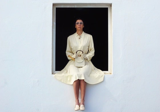 Miss Beige, con su característico vestido y el martillo en el bolso.