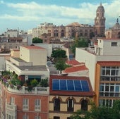 El anuncio arranca con una panorámica a vista de dron de Alcazabilla, con la catedral al fondo.