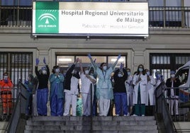 Médicos y enfermeros, a las puertas del Hospital Regional, cuando la población le aplaudía por su intenso trabajo durante la aciaga pandemia de covid. Ñito Salas