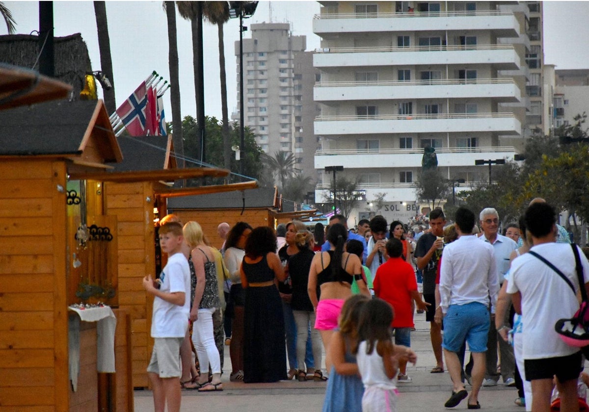 El paseo marítimo de Los Boliches volverá a tener durante todo el verano un mercado de artesanía