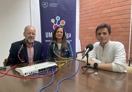 Javier Atencia, Javier Sánchez e Inés Moreno, en el estudio del podcast 'Hablando se entiende la ciencia'.