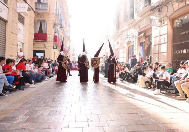 Aspecto de la calle Especería al paso de la Cofradía de Viñeros.