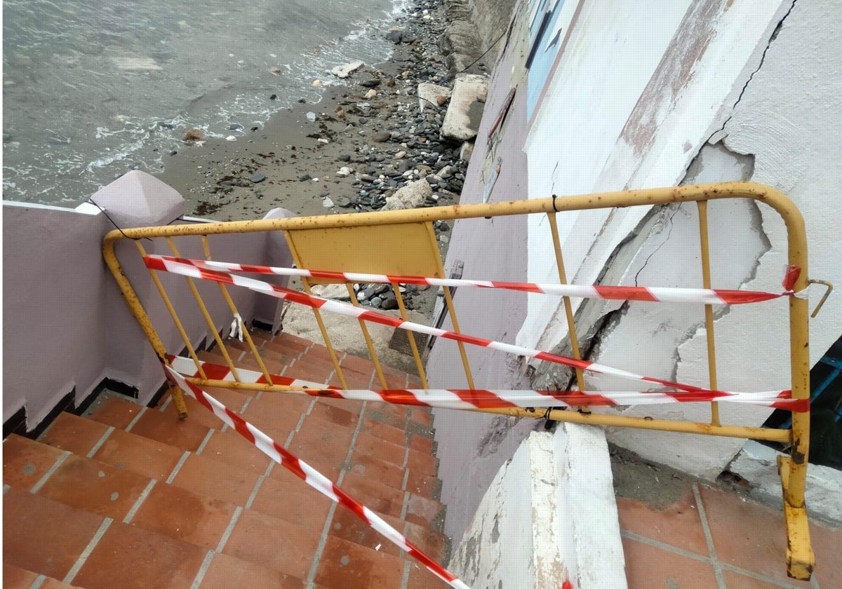 Actuación contrarreloj en la playa de Torremuelle en Benalmádena para garantizar la seguridad este verano