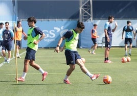 Lobete golpea el balón junto a Kevin durante un entrenamiento de la semana en el Anexo.