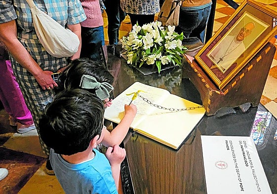 Malagueños y visitantes han dejado ya sus palabras de cariño al Santo Padre en el libro de condolencias en la Catedral de Málaga.