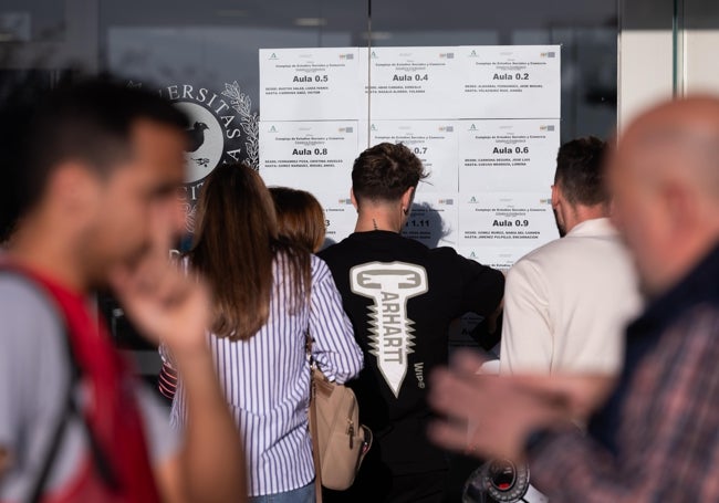 Algunos opositores consultan dónde tienen que examinarse.
