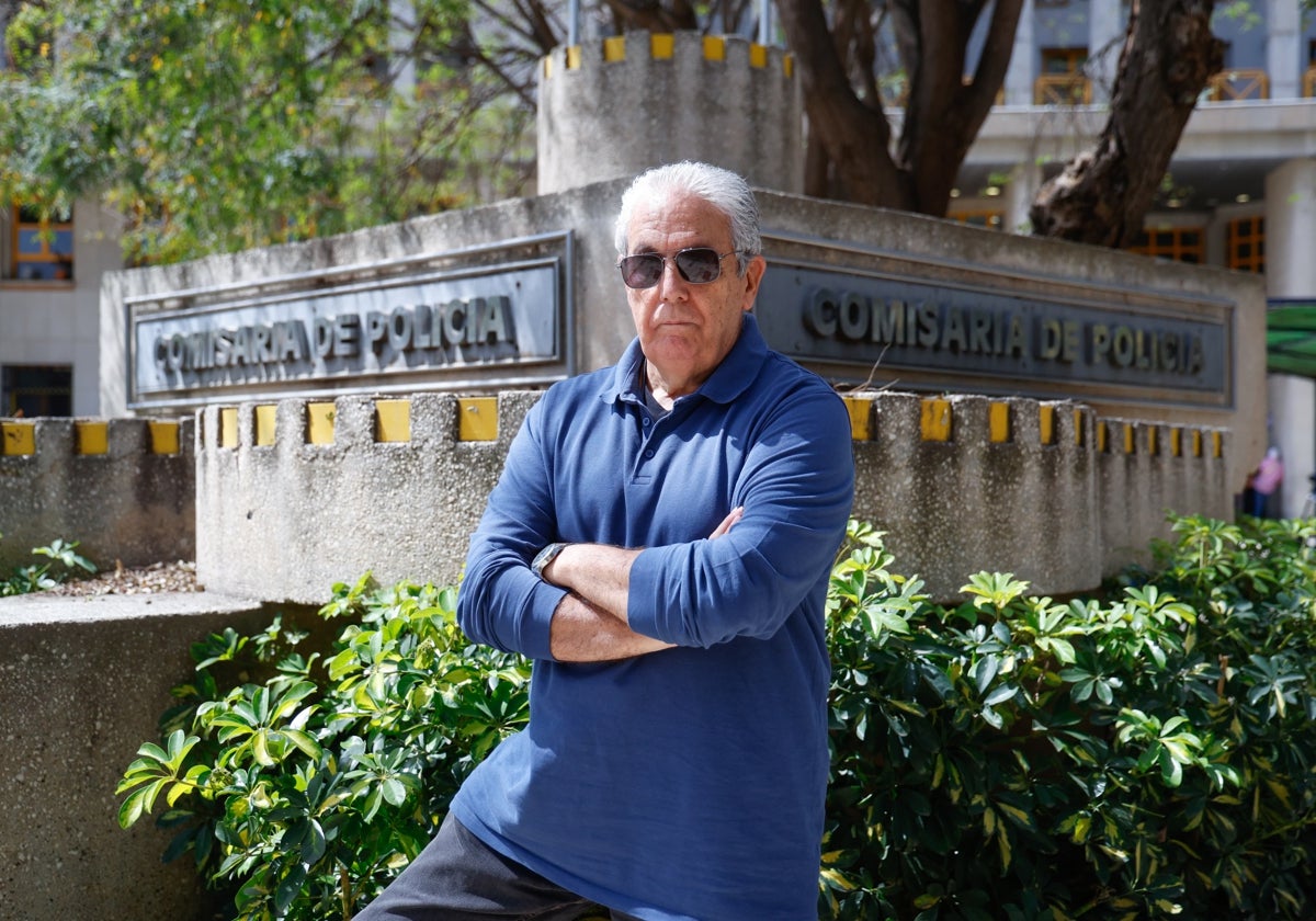 Juanjo Gómez, a las puertas de la Comisaría Provincial de Málaga.