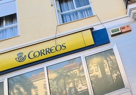 Fachada del centro de distribución de Correos, en el número 34 de la avenida alhaurina de Isaac Peral.