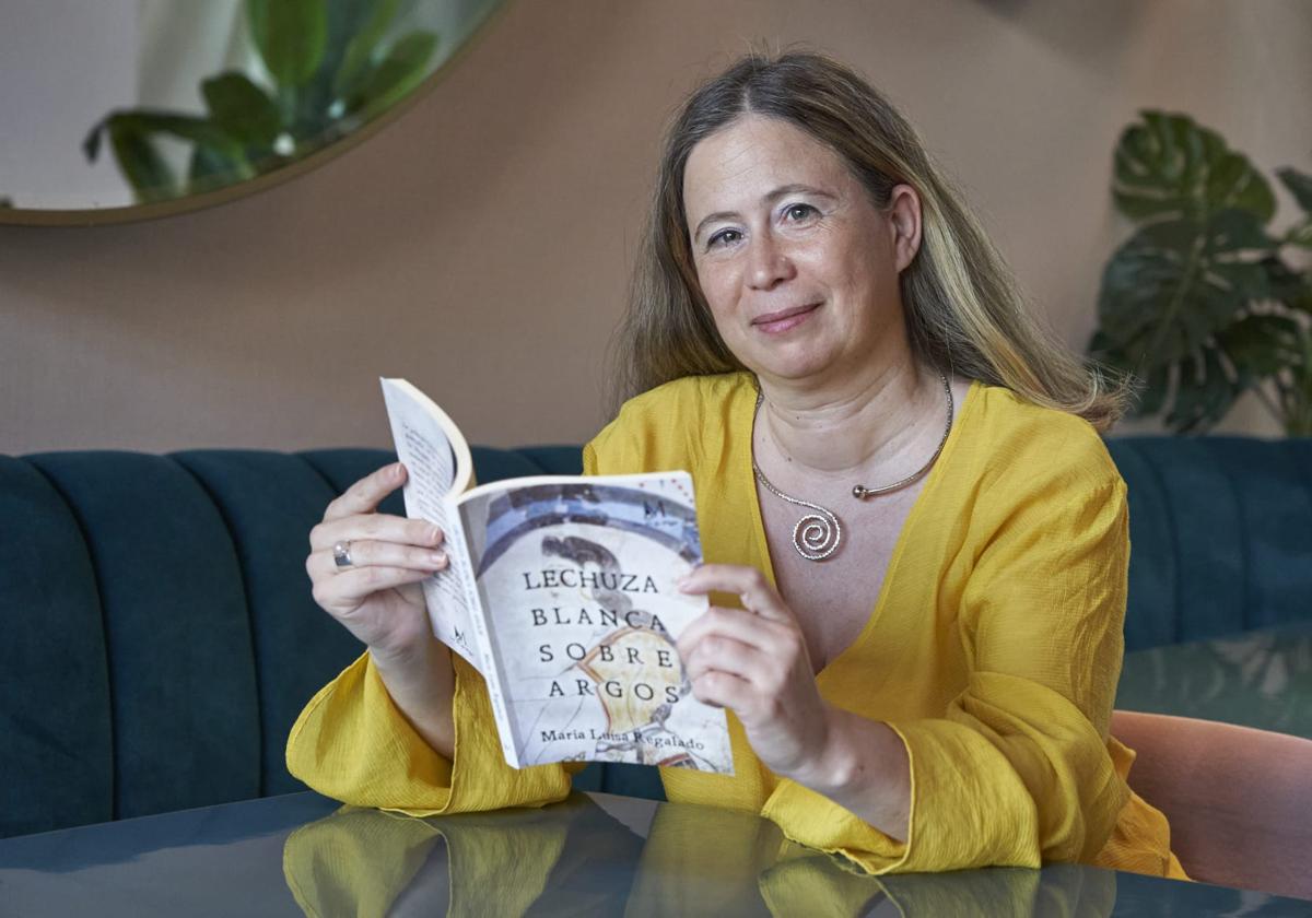 Una cita con la historia y el mito: María Luisa Regalado publica su primera novela 'Lechuza blanca sobre Argos'