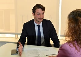 El abogado especialista en desahucios, Antonio Fernández Álvarez, en su despacho profesional.
