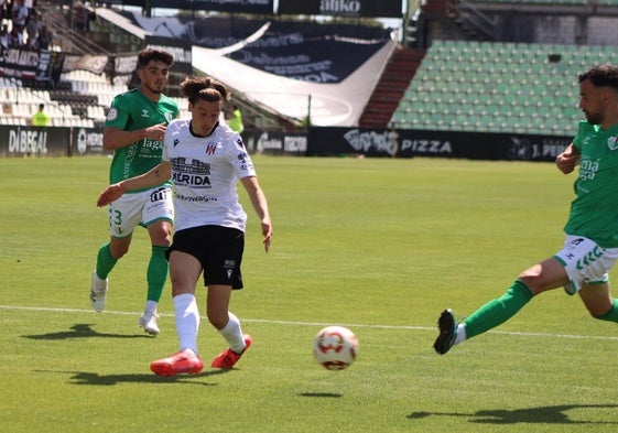 Juanmi Carrión y Luismi Luengo, en una acción defensiva en el duelo de ayer.