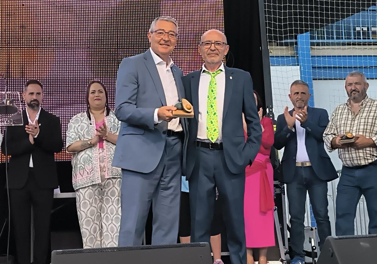Benamargosa premia a Francisco Salado por el papel de la Diputación en la recuperación del pueblo tras la dana