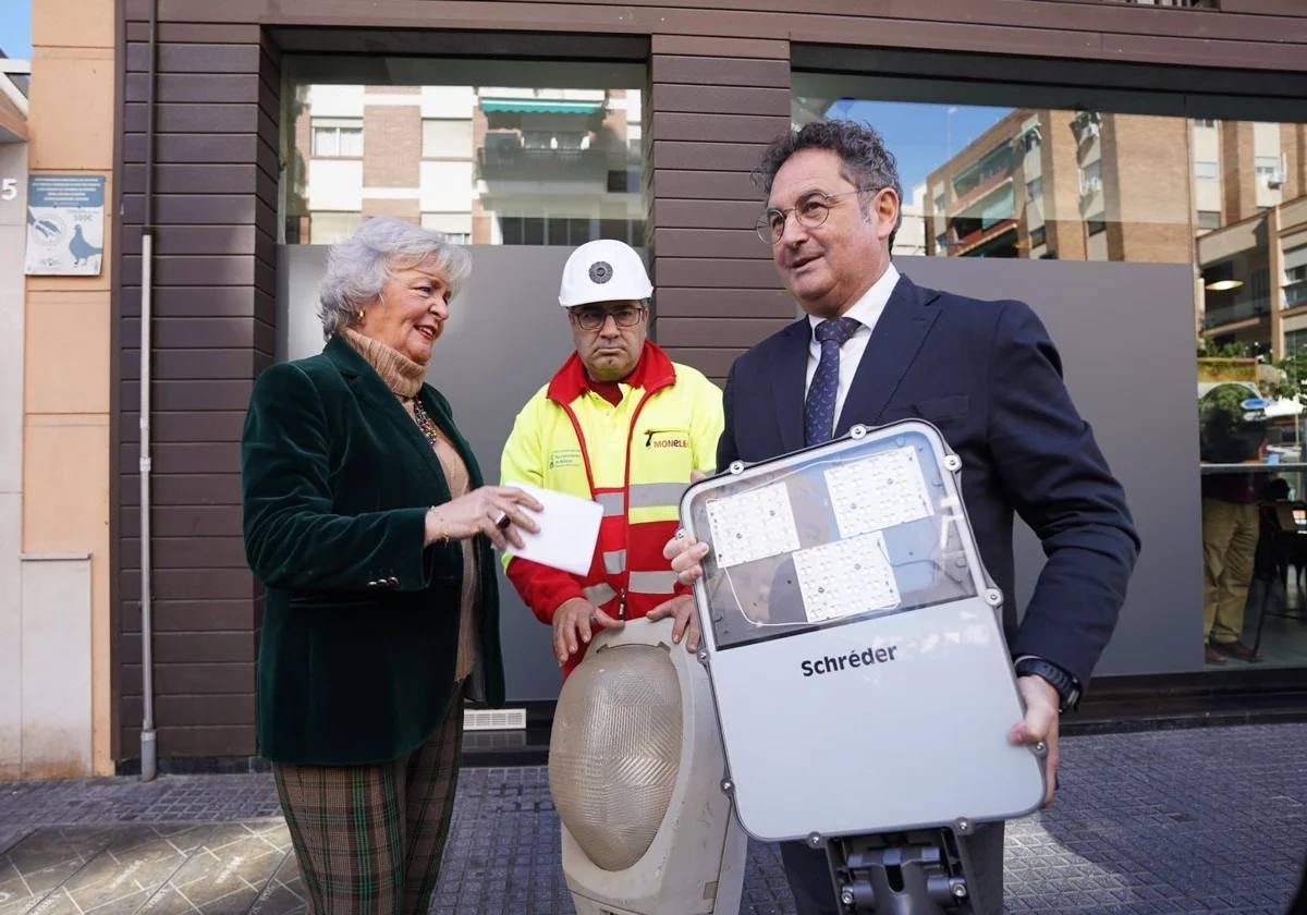 Málaga terminará este año el cambio a led de más de 70.000 farolas: este es el ahorro previsto