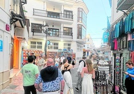Imagen de la céntrica calle Puerta del Mar, junto al Balcón de Europa de Nerja, esta primavera.