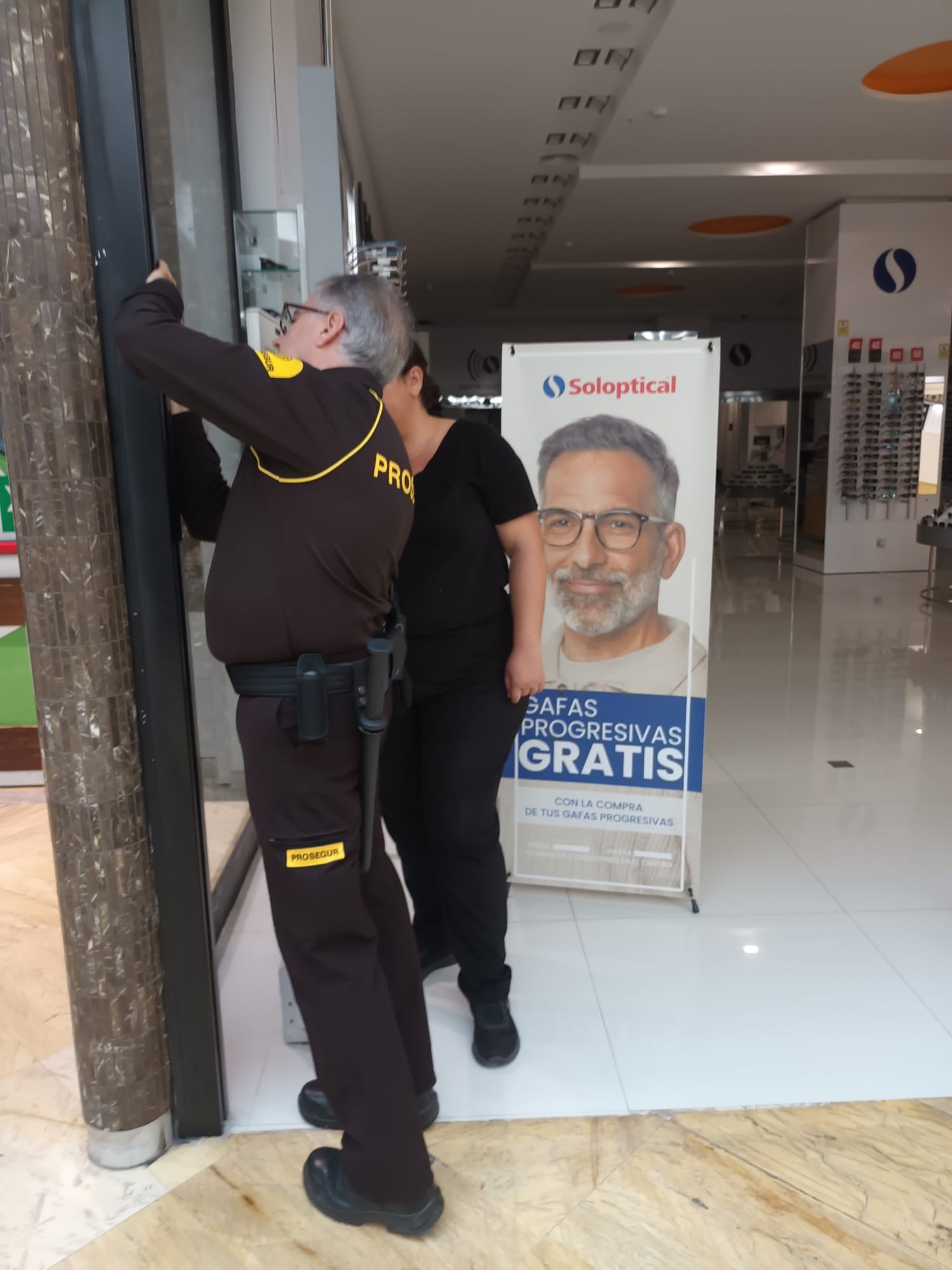 Tiendas sin luz afectadas por el gran apagón de este lunes en Málaga