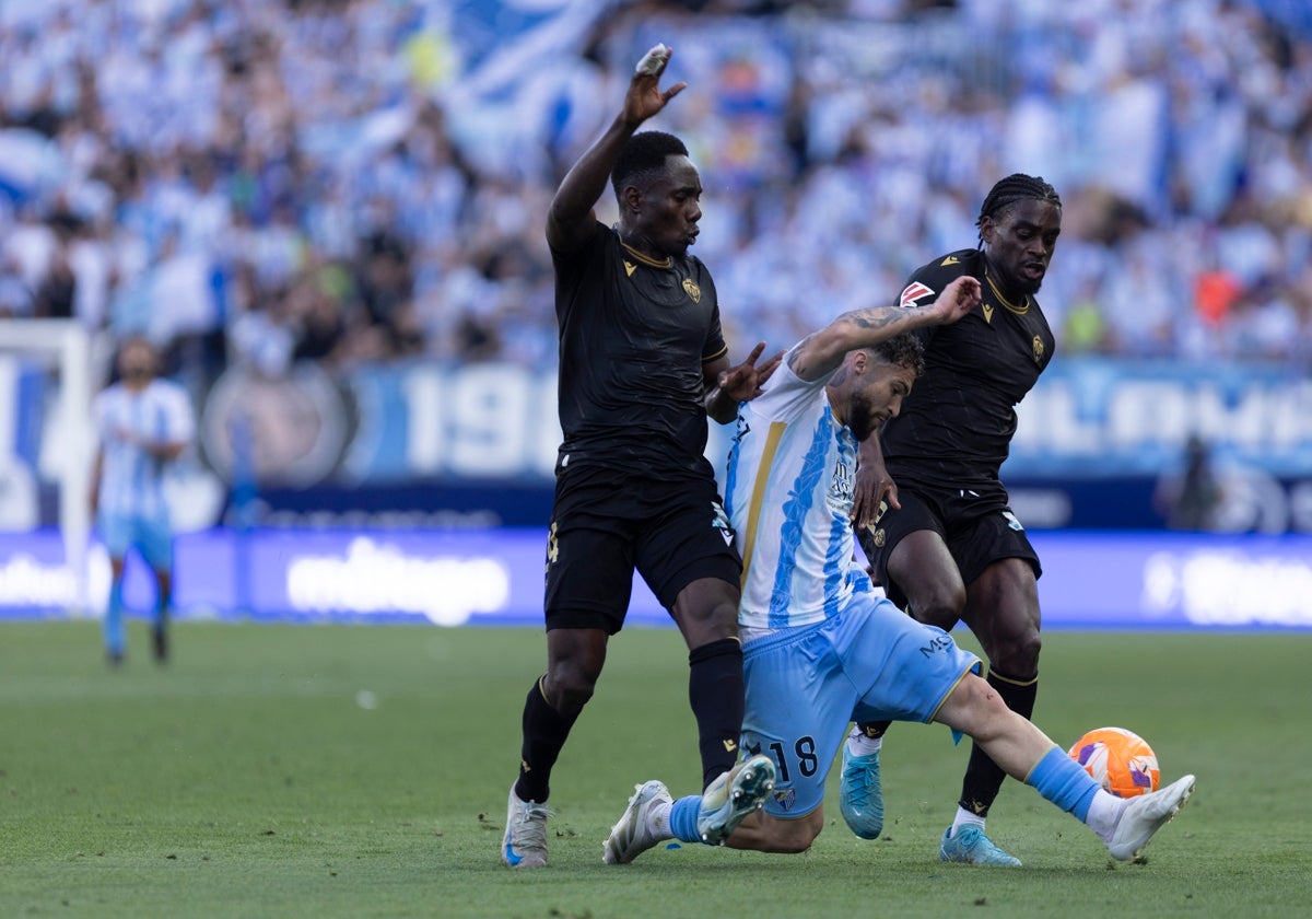 El Málaga recupera la solidez atrás